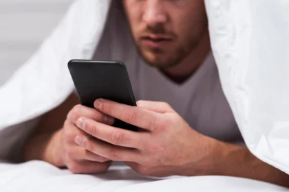 10 Phone Habits That Show He Is Cheating