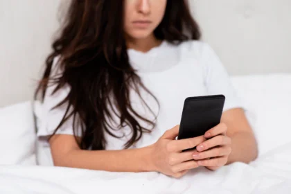 10 Phone Habits That Show She Is Cheating